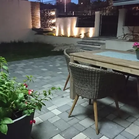 Two With Big Garden Near Beach Bacvice Апартаменты *