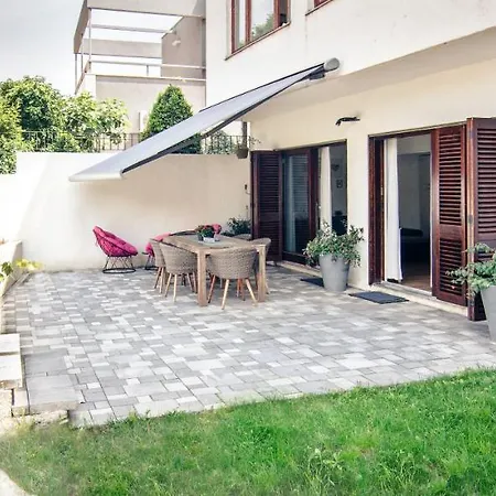 Two With Big Garden Near Beach Bacvice Апартаменты